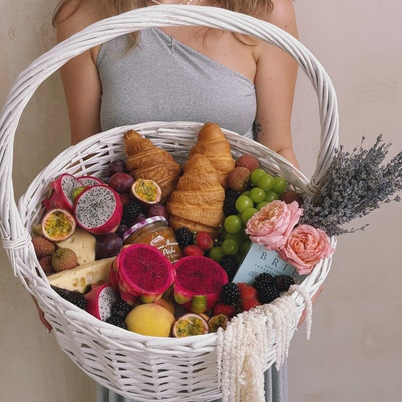 Открыть фото крупно Корзина с фруктами, ягодами, круассанами и сыром "GOURMET PROVENCE"