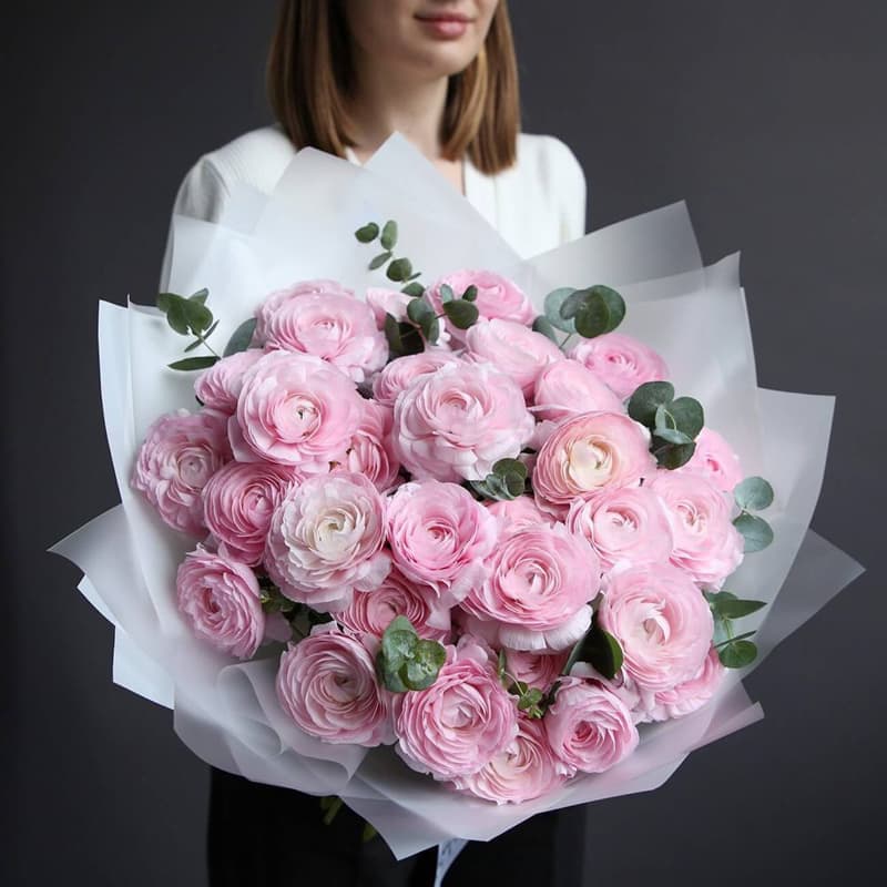 Открыть фото крупно Букет из 29 ранункулюсов с эвкалиптом "PINK JOY"