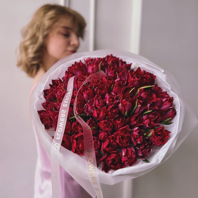 Открыть фото крупно Букет из 51 пионовидного тюльпана "RUBY" — Фото 6