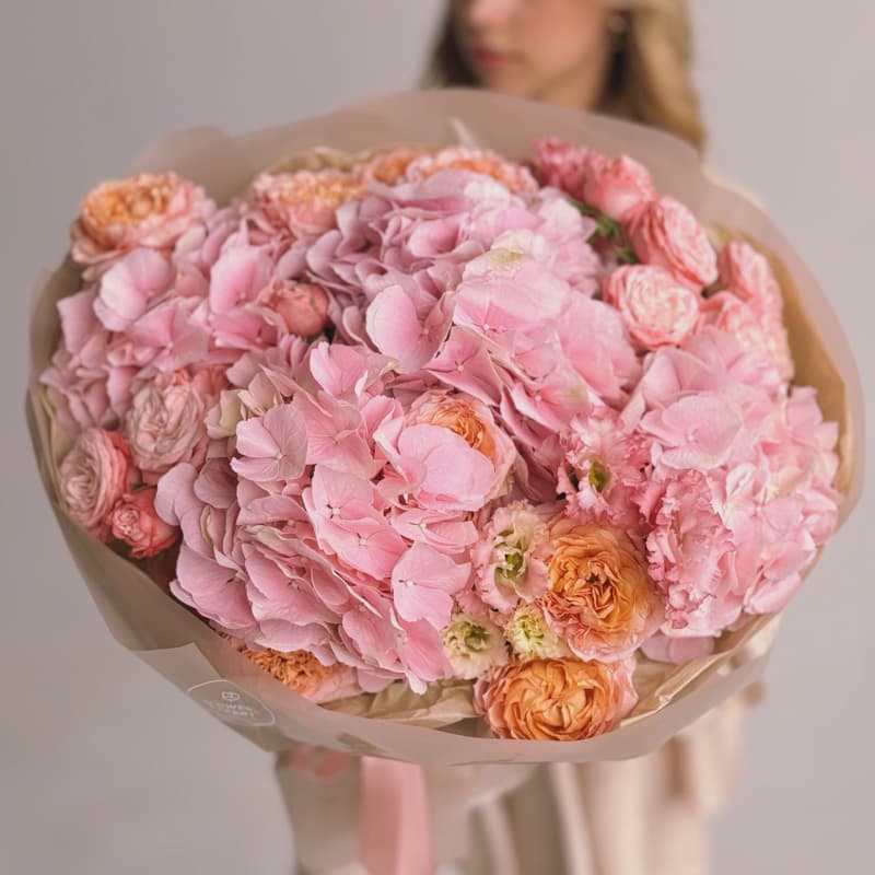 Открыть фото крупно Букет с гортензией и пионовидными розами "PEACHY PINK" — Фото 6