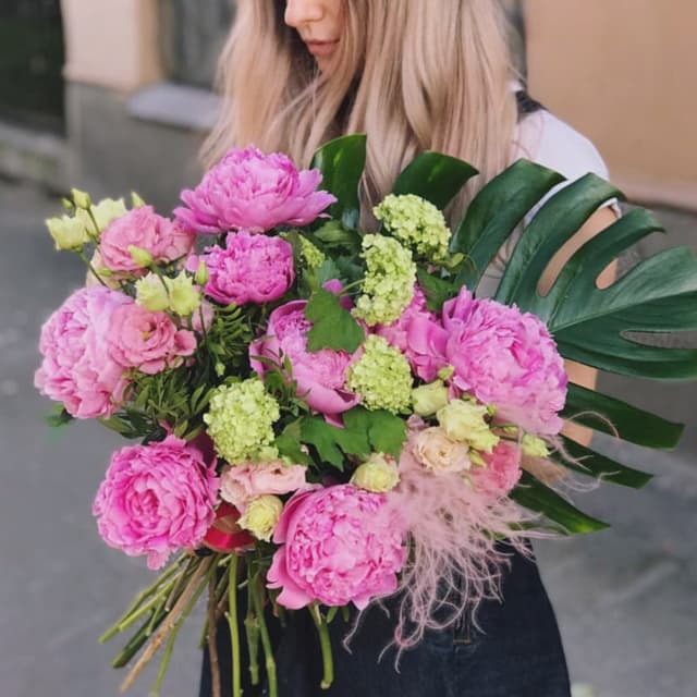 Букет с пионами и монстерой "PEONY CHIC!"