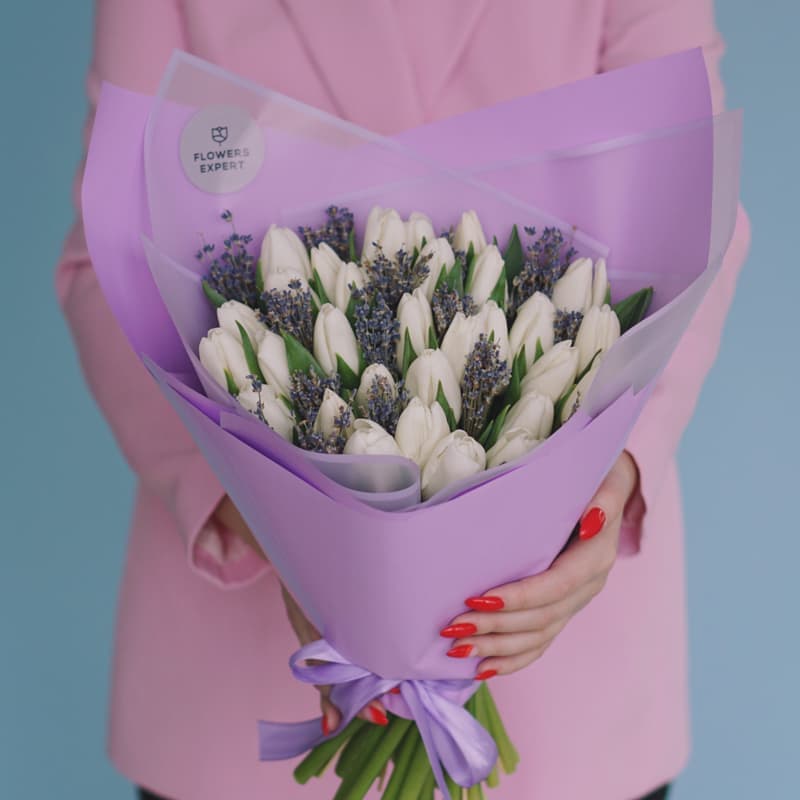 Открыть фото крупно Букет из 31 белого тюльпана с лавандой "SPRING LOVE" — Фото 2