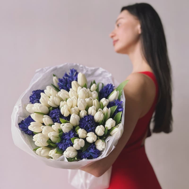 Открыть фото крупно Букет из 51 тюльпана и 10 гиацинтов "PURE ONE!" — Фото 4