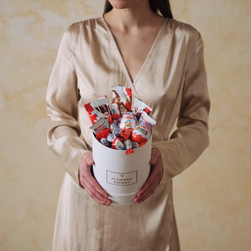 Открыть фото крупно Шляпная коробка со сладостями "WHITE KINDER"